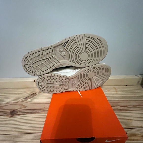 🎀woman’s NIKE dunks high🎀 - Picture 4 of 4